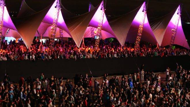 Festa rave no Bioparque, em Curitiba. Multidão de pessoas acompanhando shows