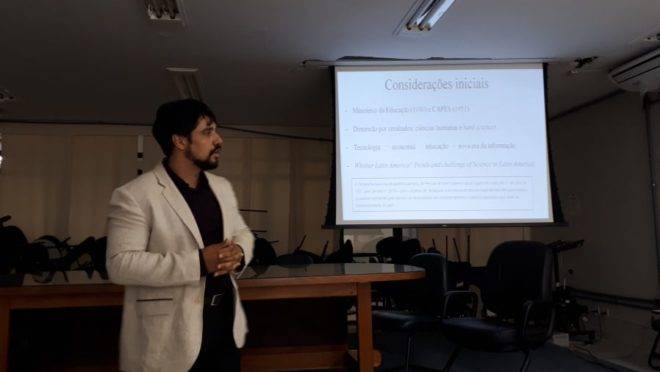 Imagem do debate na UnB que discutiu o baixo impacto das pesquisas acadêmicas fora do Brasil.