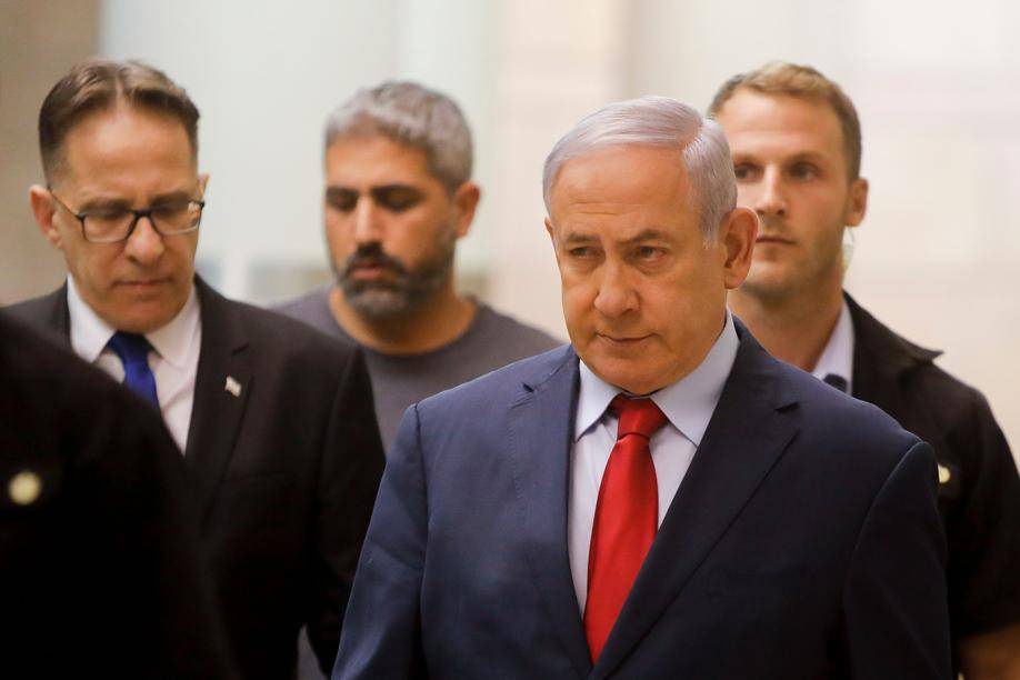 O primeiro-ministro de Israel, Benjamin Netanyahu, indo para reunião de partido no Parlamento de Israel, Jerusalém, 29 de maio