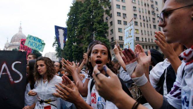 Estudantes e professores de institutos federais e universidades fazem manifestação na Avenida Presidente Vargas em protesto contra o bloqueio de verbas da educação.