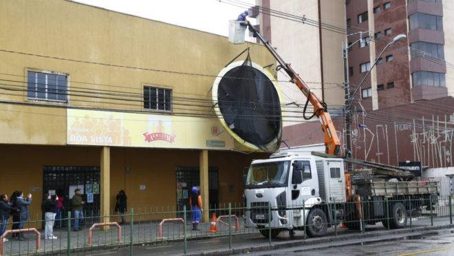 Cama elástica levada pelo vento teve de ser retirada por equipe da Copel na Avenida Paraná, no Boa Visa.