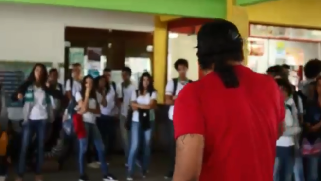 “Vocês não terão para onde ir, não terão futuro!”, diz o docente aos alunos.