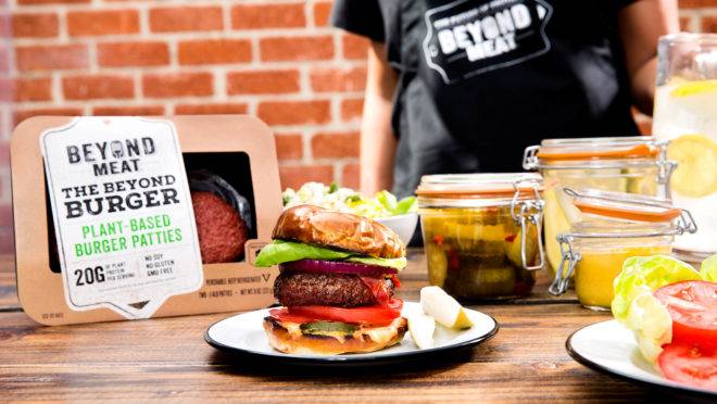O primeiro produto da Beyond Meat, um hambúrguer à base de proteína de ervilha, estreou na seção de carnes dos 51 supermercados em outubro de 2016. Hoje está presente em 30 mil estabelecimentos nos EUA e Canadá.