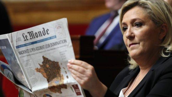 Marine Le Pen em sessão de perguntas ao governo na Assembleia Nacional, em Paris, 28 de maio