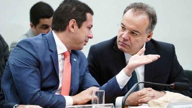 Marcelo Ramos (PL-AM, à dir.), presidente da comissão especial, e Samuel Moreira (PSDB-SP), relator