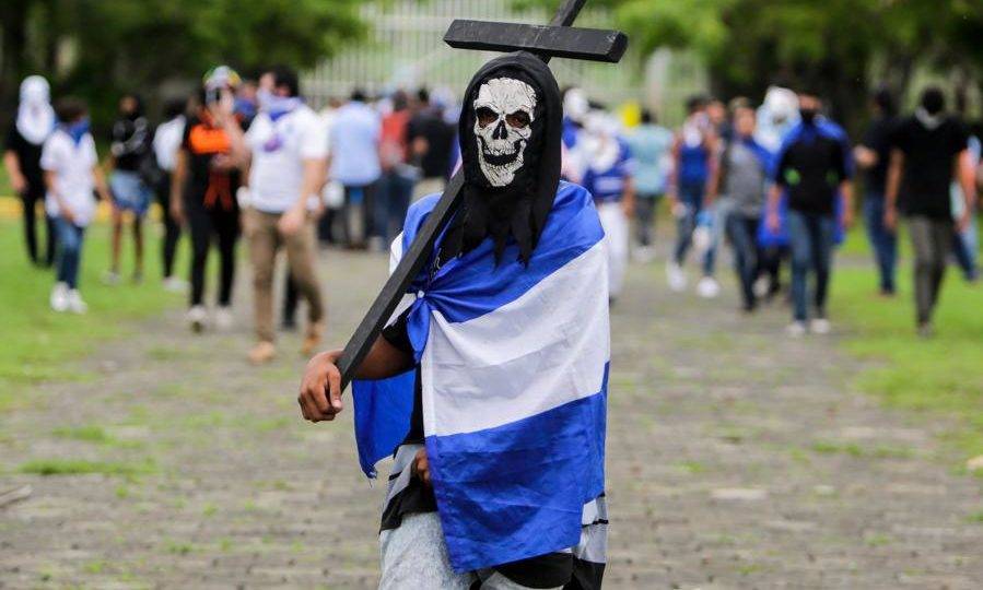 Ativistas antigoverno se juntam às Mães de Abril durante missa em homenagem aos jovens mortos pelo regime de Daniel Ortega durante protestos no dias das mães no ano passado, na Nicarágua