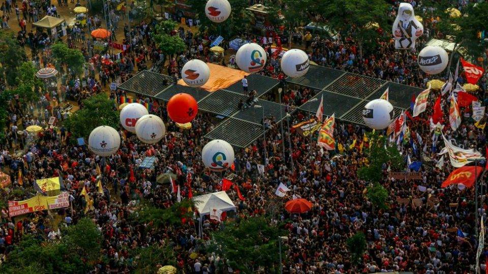 Atos contra cortes na educação têm menor expressão; MEC parte para o ataque Protesto contra contingenciamento de verbas na educação em São Paulo