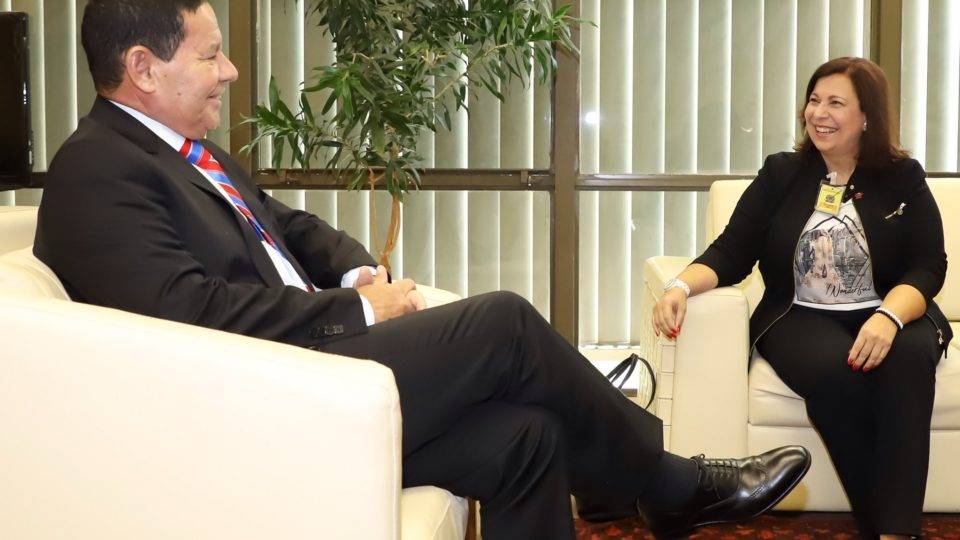 Representante de Juan Guaidó no Brasil, María Teresa Belandria, em reunião com o vice-presidente Hamilton Mourão, em 15 de abril