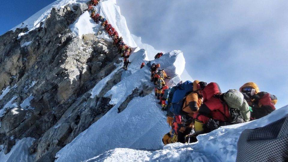 O vazio da abundância explica o que ainda leva pessoas a arriscarem a vida para chegarem ao cume do Everest.