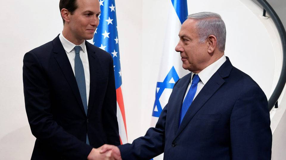 Primeiro-ministro israelense Banjamin Netanyahu (D) cumprimenta Jared Kushner, genro e conselheiro do presidente norte-americano Donald Trump