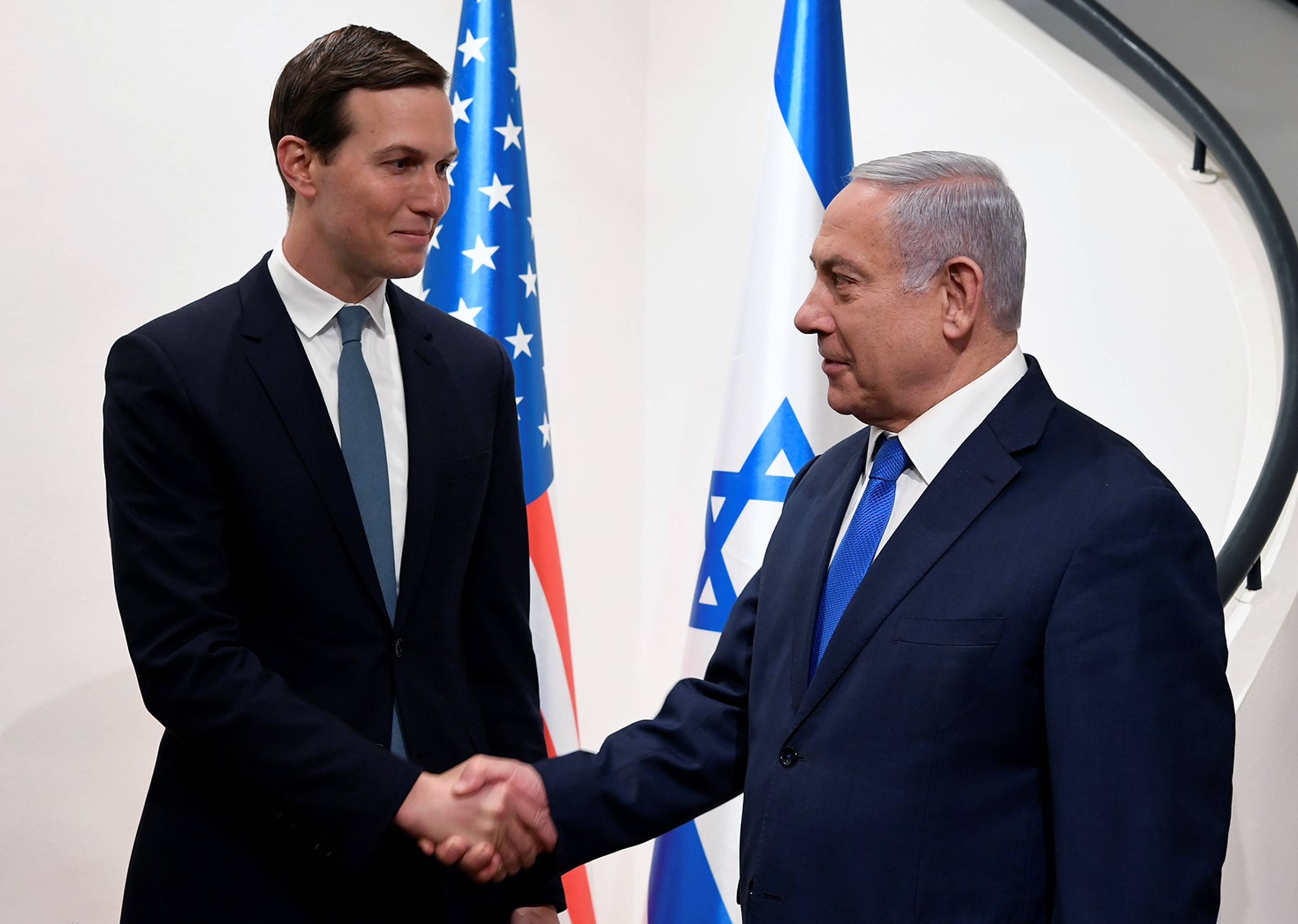 Primeiro-ministro israelense Banjamin Netanyahu (D) cumprimenta Jared Kushner, genro e conselheiro do presidente norte-americano Donald Trump