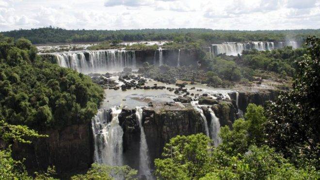 Parque Nacional do Iguaçu, cuja estrutura voltada aos visitantes é o terceiro destino turístico mais visitado do Brasil
