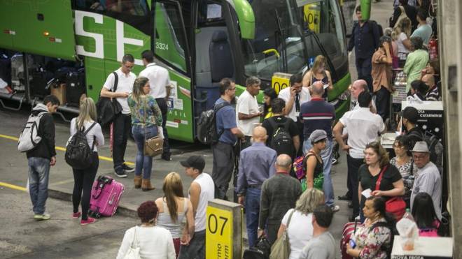 Pessoas embarcando em ônibus