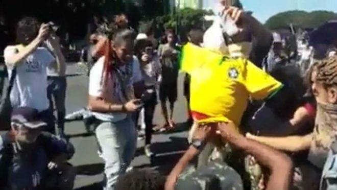 Manifestantes queimam um boneco do presidente Jair Bolsonaro, em frente ao Ministério da Educação (MEC)
