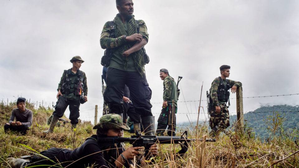 Um rebelde novato nas Forças Armadas Revolucionárias da Colômbia (Farc) é treinado por um veterano nas montanhas ao norte de Medellin, Colômbia, em 31 de agosto de 2018