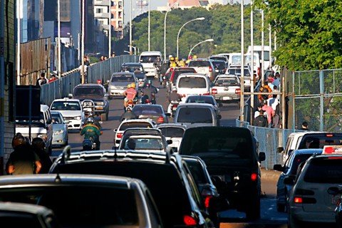 Os 10 produtos mais contrabandeados no Brasil Ponte da Amizade, que liga Foz do Iguaçu a Ciudad del Este, no Paraguai, é um dos principais pontos de entrada do contrabando no Brasil. | ALBARI ROSAgazeta