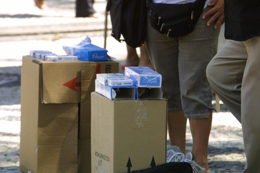 De acordo com o superintendente da Polícia Federal no Paraná, Luciano Flores de Lima, o contrabando, principalmente de cigarros, permite mais lucro às facções criminosas do que as drogas.