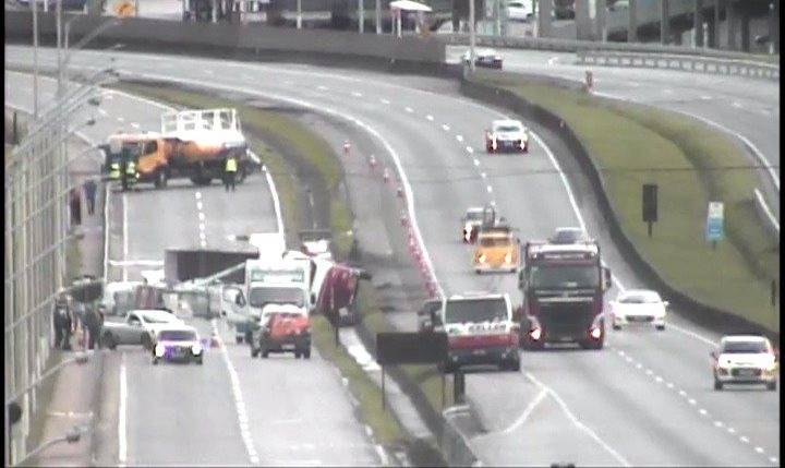 Caminhão tombou na BR-376, região de São José dos Pinhais. Produto químico pode ter contaminado córregos.