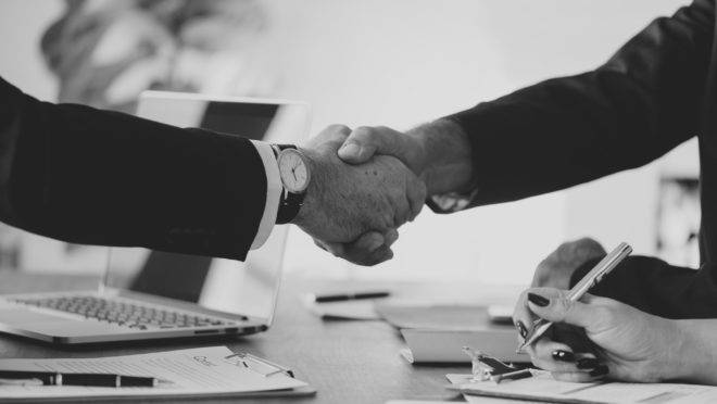 Celebrada contratualmente entre idosos e instituições financeiras, a hipoteca reversa é benéfica para ambos.
