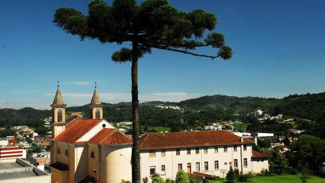 Colombo tem cerca de 240 mil habitantes e faz parte da RM de Curitiba.