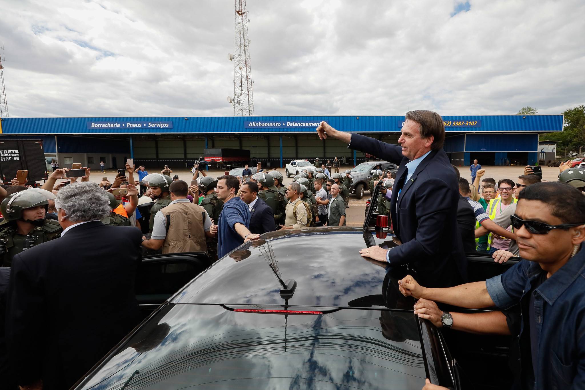 Presidente Jair Bolsonaro é saudado em restaurante, em Anápolis (GO), onde almoçou na sexta-feira. Foto: Isac Nóbrega/PR