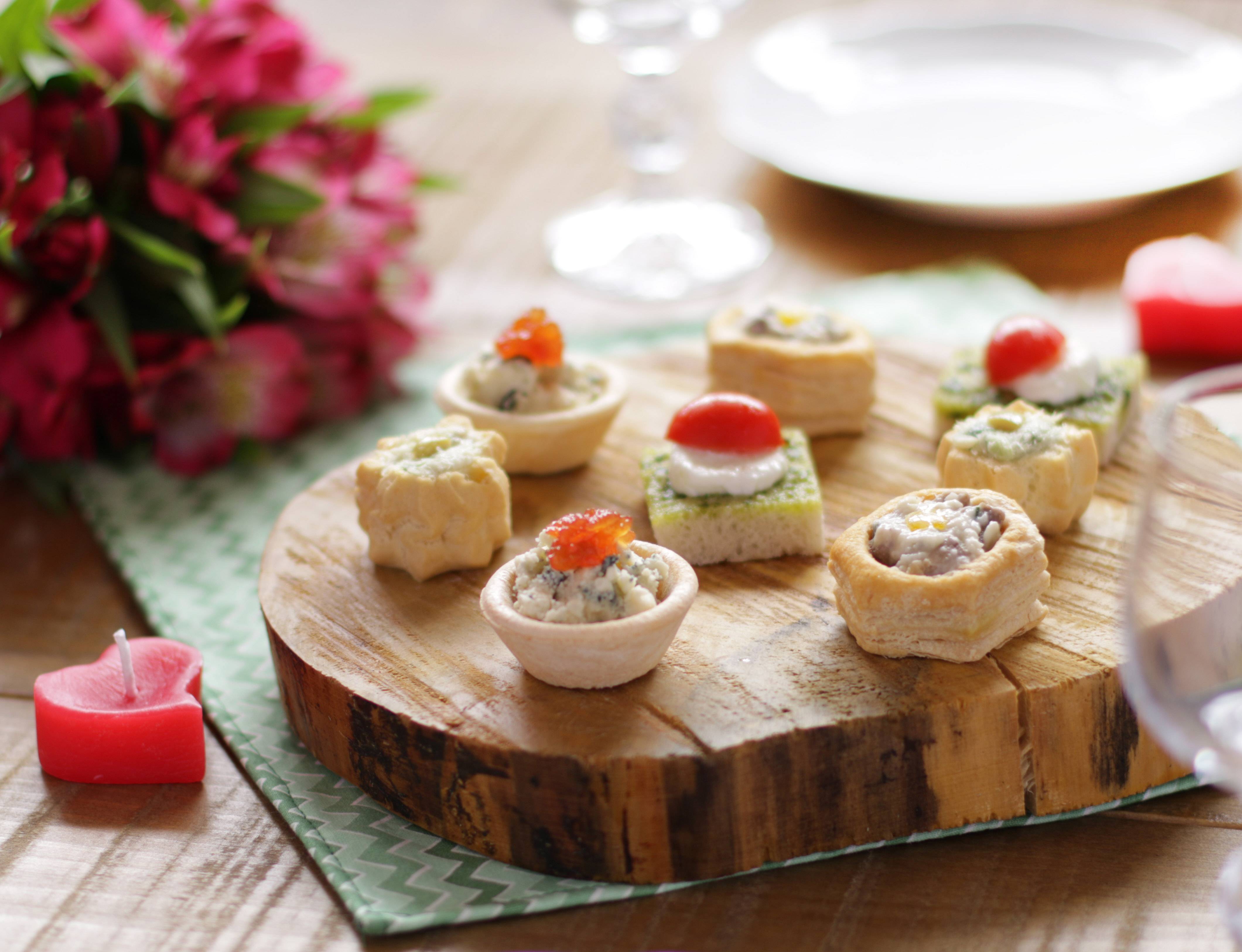 <em>Quatro tipos de finger foods para começar a noite romântica.</em> <em>Quatro tipos de finger foods para começar a noite romântica.</em>