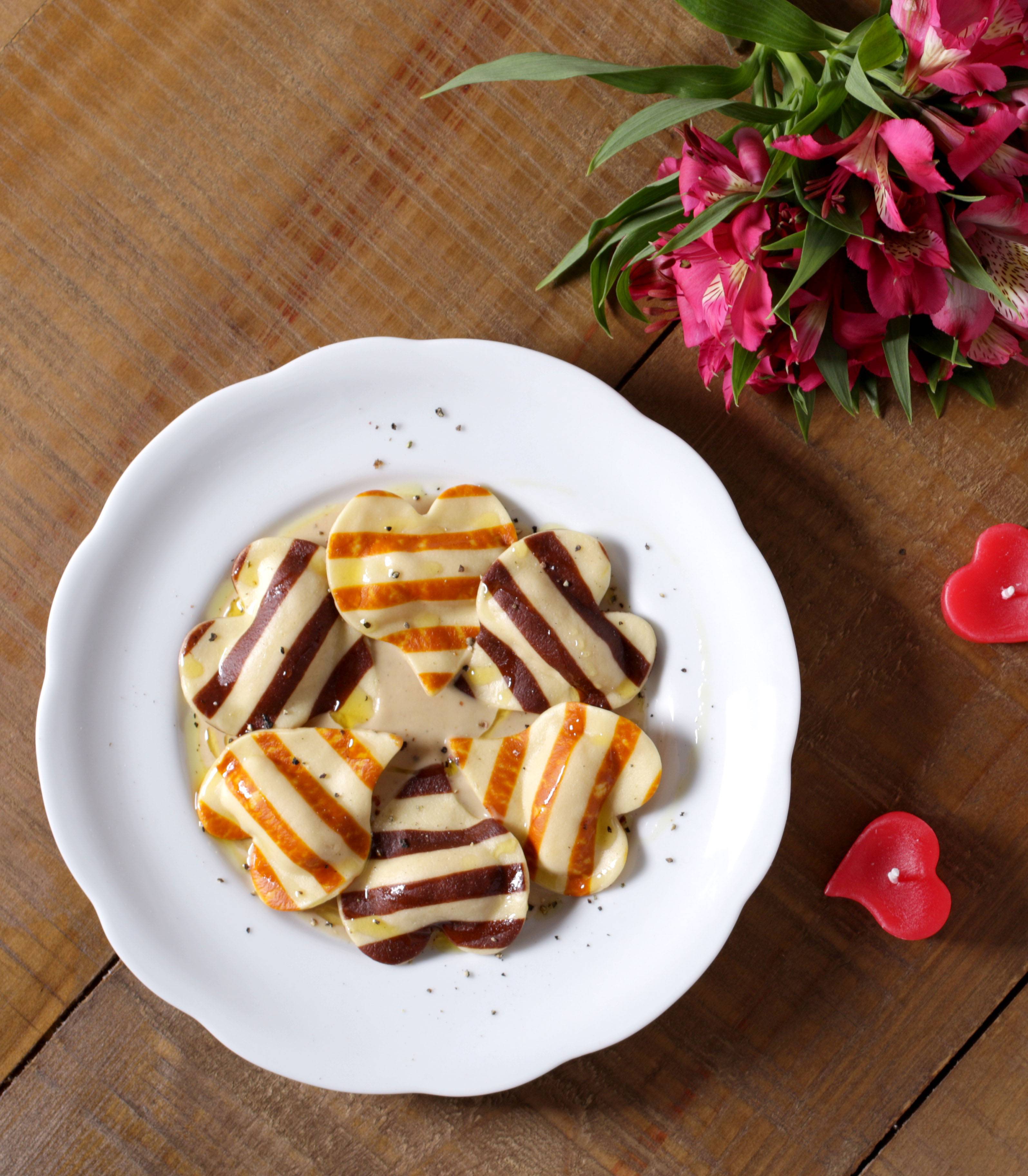 Duo ravióli coração - raviólis com dois tipos de recheio, de carne e burrata. Duo ravióli coração - raviólis com dois tipos de recheio, de carne e burrata.