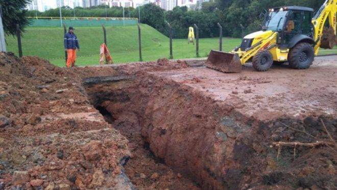 Asfalto cedeu em frente ao Jardim Botânico e trânsito é desviado no local. Foto: Gerson Klaina / Tribuna do Paraná