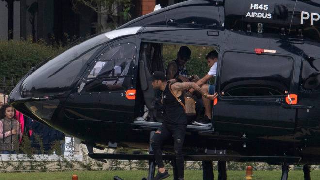 Neymar chegou à Granja Comary em seu helicóptero cerca de 30 minutos depois de os policiais terem deixado o local
