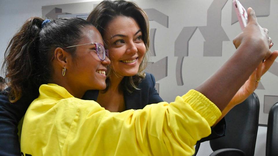 A senadora Leila Barros (PSB-DF), tira selfie com participantes.Foto: Geraldo Magela/Agência Senado