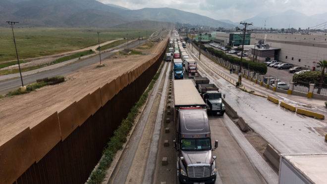 Tarifas ameaçam movimento de caminhões entre EUA e México