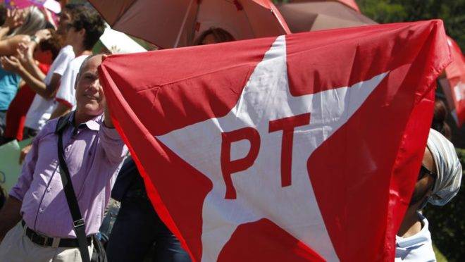 Manifestante com a bandeira vermelha do PT. Foto: Antônio More/Arquivo Gazeta do Povo