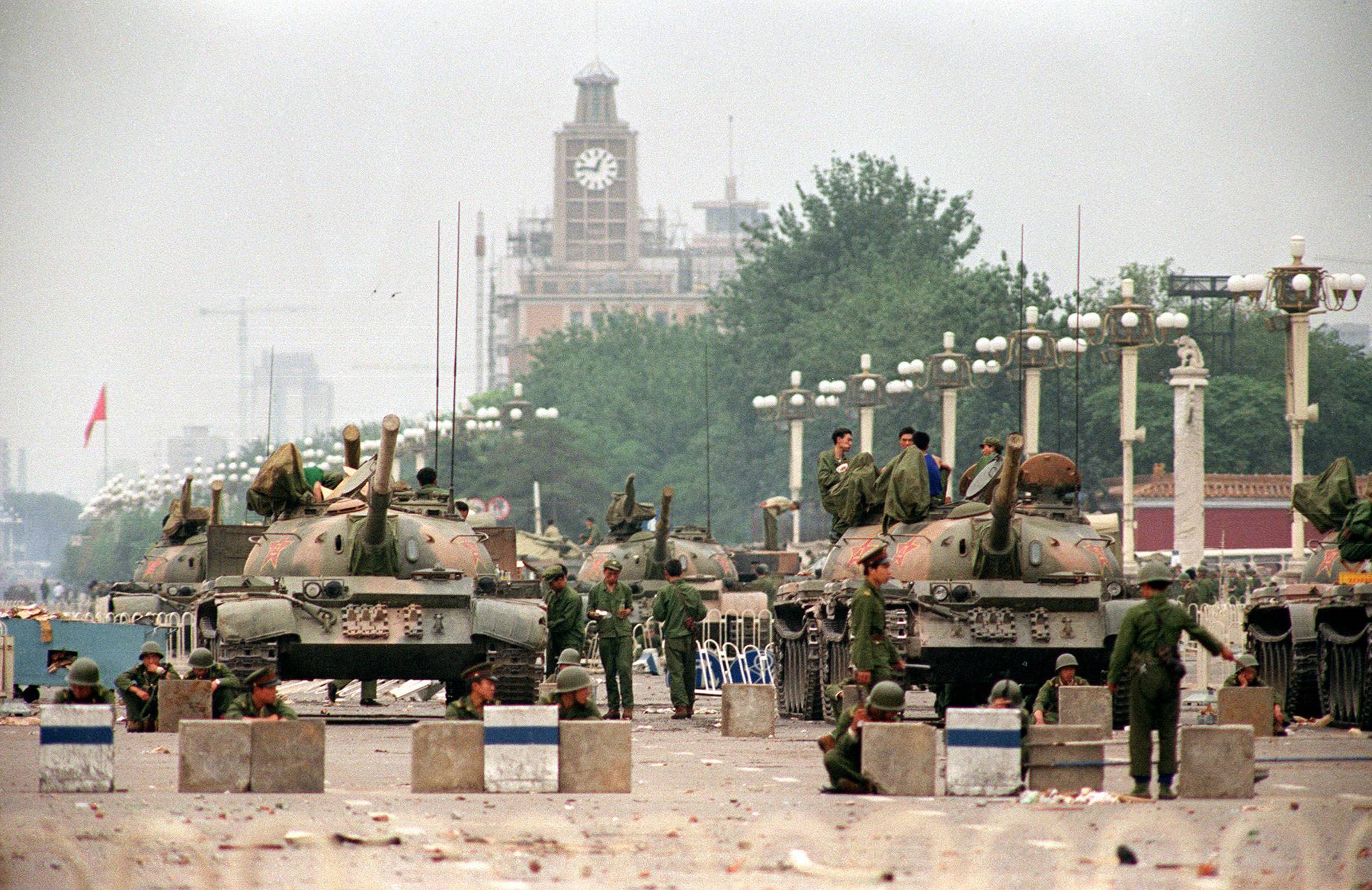 Arquivo: foto tirada em 6 de junho de 1989 mostra tanques do Exército de Libertação do Povo (PLA) e soldados guardando a Avenida Chang'an, lperto da Praça da Paz Celestial, em Pequim, dois dias após a repressão a estudantes pró-democracia.