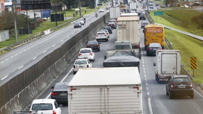 Fila de carros em rodovia