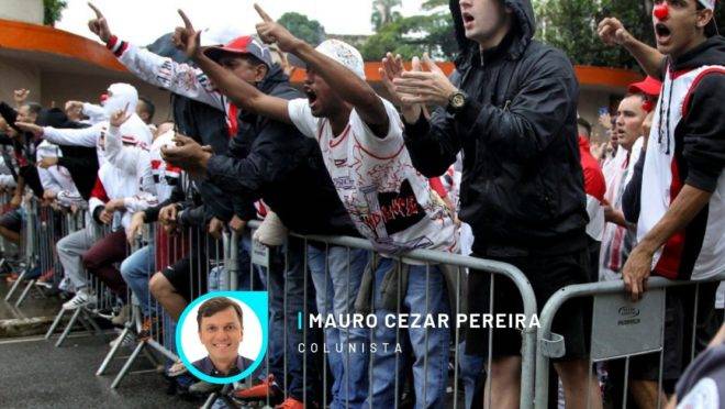 Torcida do São Paulo protesta.