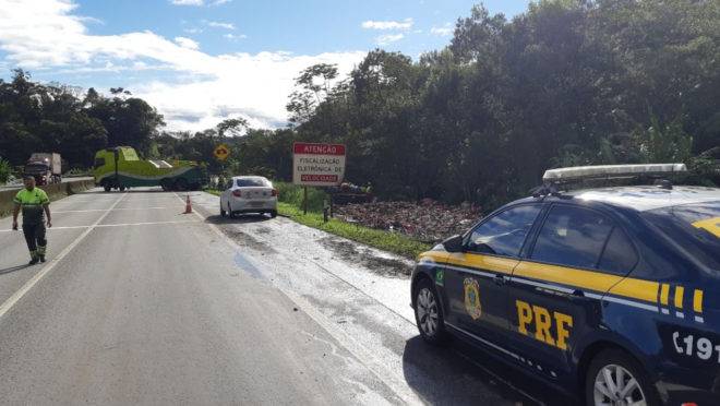 PRF atendeu a ocorrência em que duas pessoas morreram no tombamento de um caminhão na BR-277 em Morretes.