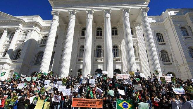 Manifestantes tomam as escadarias do prédio histórico da UFPR, na Praça Santos Andrade | Ivonaldo Alexandre/Gazeta do Povo