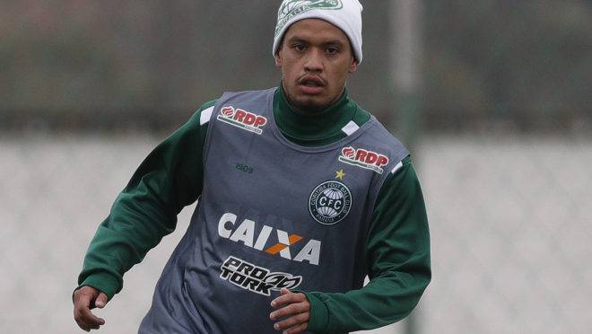 Carlos Eduardo durante treino no Coritiba.