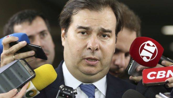 Presidente da Câmara dos Deputados, Rodrigo Maia, fala com jornalistas.