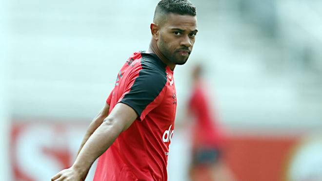 Renan Lodi.