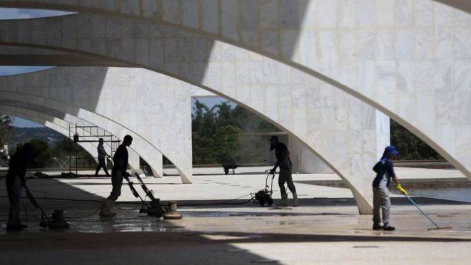 Funcionários fazem limpeza e manutenção no Palácio do Planalto.
