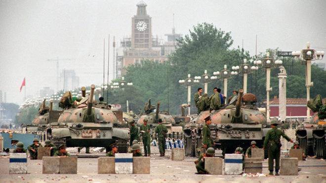 Foto de tanques fazendo a guarda da Praça da Paz Celestial, tirada em 6 de junho de 1989, dois dias após o massacre dos estudantes no mesmo local.