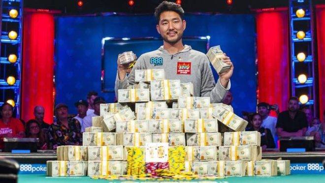 O norte americano John Cynn foi o campeão mundial de poker em 2018. Foto: Joe Giron/WSOP