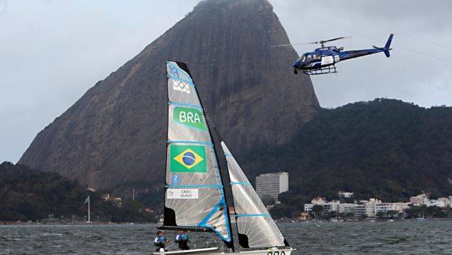 Olimpíadas do Rio de Janeiro 2016, no Brasil. Martine Grael e Kahena Kunze, medalha de ouro na classe 49erFX, na Marina da Glória.