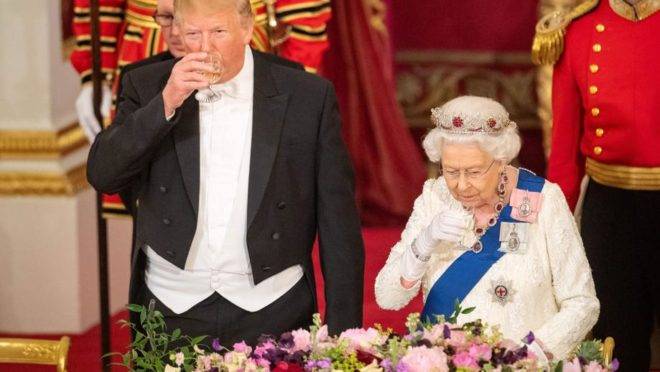 A rainha Elizabeth II recebe o presidente dos EUA Donald Trump e a primeira-dama para um banquete no Palácio de Buckingham, em Londres, 3 de junho, primeiro dia da visita de Estado do presidente ao Reino Unido