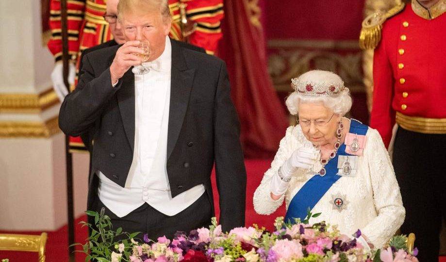 A rainha Elizabeth II recebe o presidente dos EUA Donald Trump e a primeira-dama para um banquete no Palácio de Buckingham, em Londres, 3 de junho, primeiro dia da visita de Estado do presidente ao Reino Unido