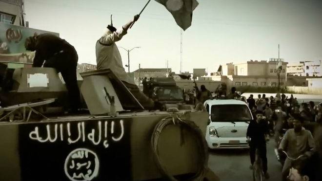Terroristas do Estado Islâmico em um veículo blindado na província de Anbar, no Iraque