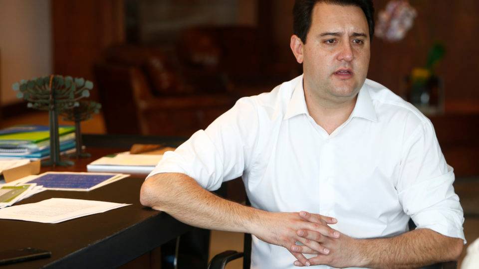 Ratinho Junior em seu gabinete, no Palácio Iguaçu