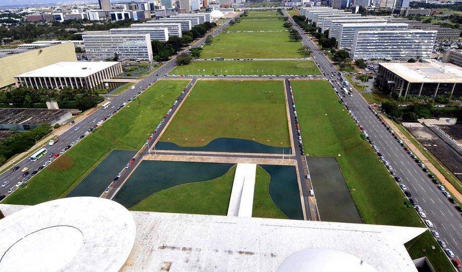 O teto desmoralizado Orçamento aprovado pelo Congresso tirou dinheiro de despesas obrigatórias e o remanejou para emendas parlamentares executadas por vários ministérios.