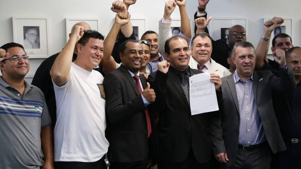 Vigilante, enfermeiro, espião da Abin: emendas propõem aposentadoria especial para algumas profissões O deputado Delegado Marcelo Freitas (PSL-MG) logo após protocolar emenda para garantir regras especiais para vigilantes.
